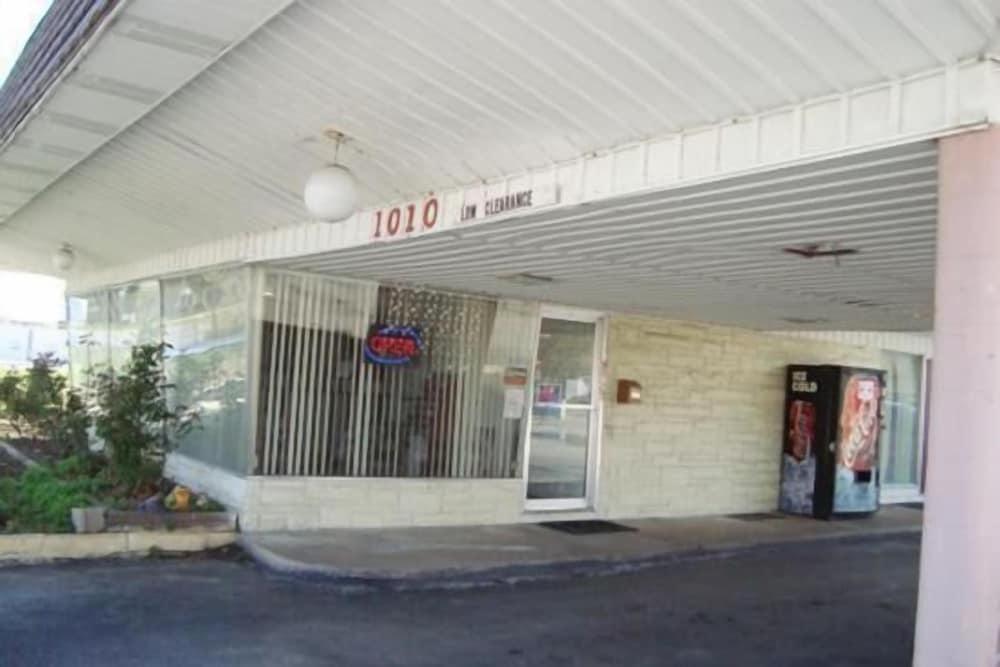 Gray Plaza Motel photo 31