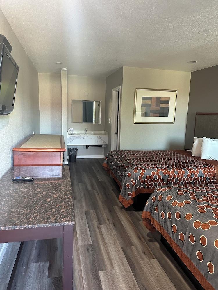 ROYAL MOTEL TRACY LLC photo 7