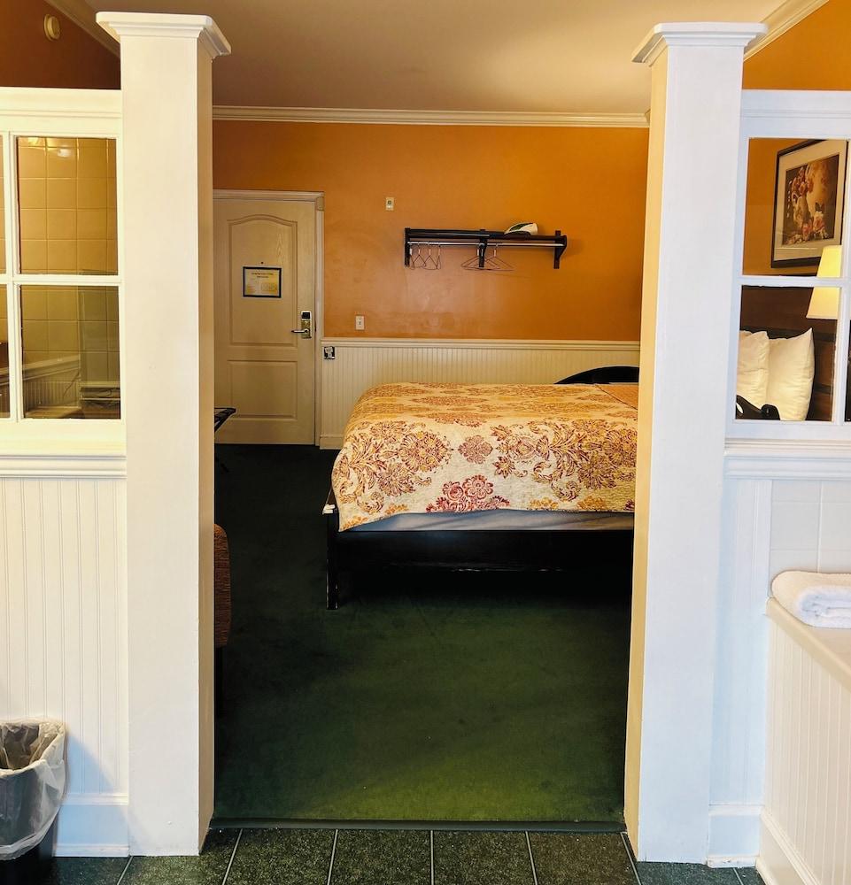 County Clare Irish Hotel & Pub photo 17