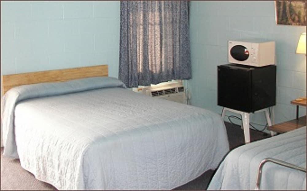 Holiday Host Motel photo 6