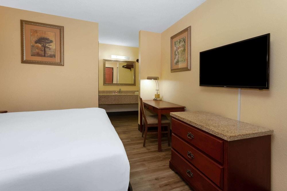 Travelodge by Wyndham Albuquerque East photo 42