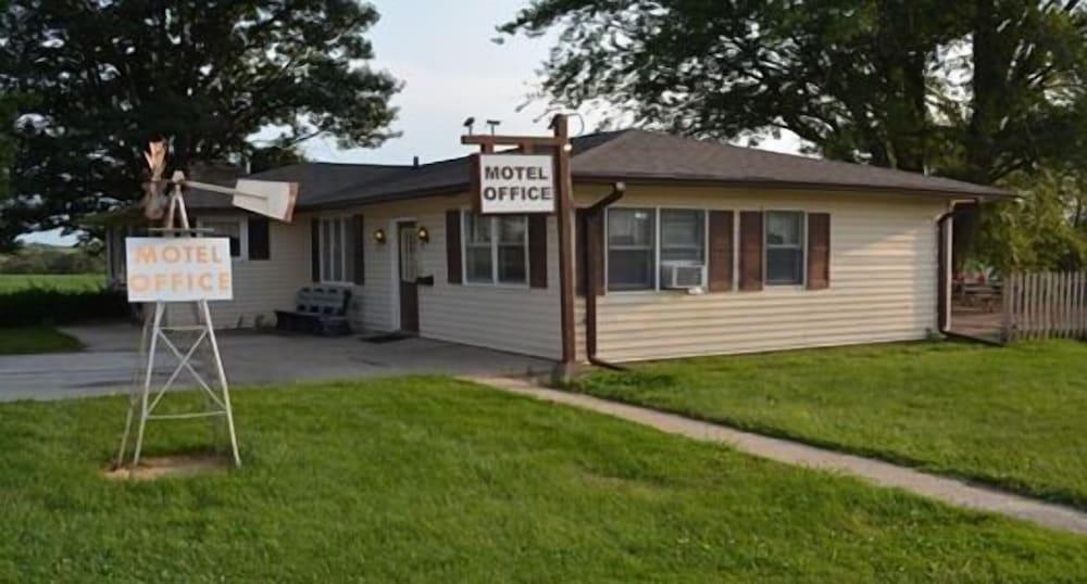 Edgetowner Motel photo 2