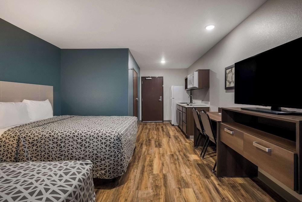 Woodspring Suites Milwaukee - Menomonee Falls photo 16