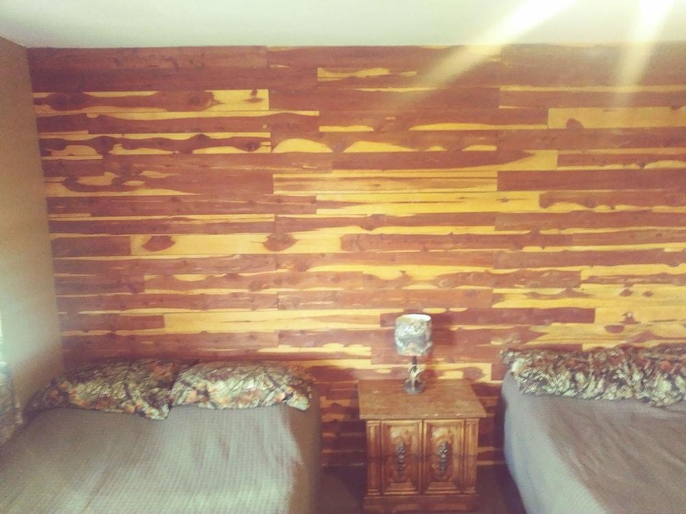 Headwaters Motel photo 10