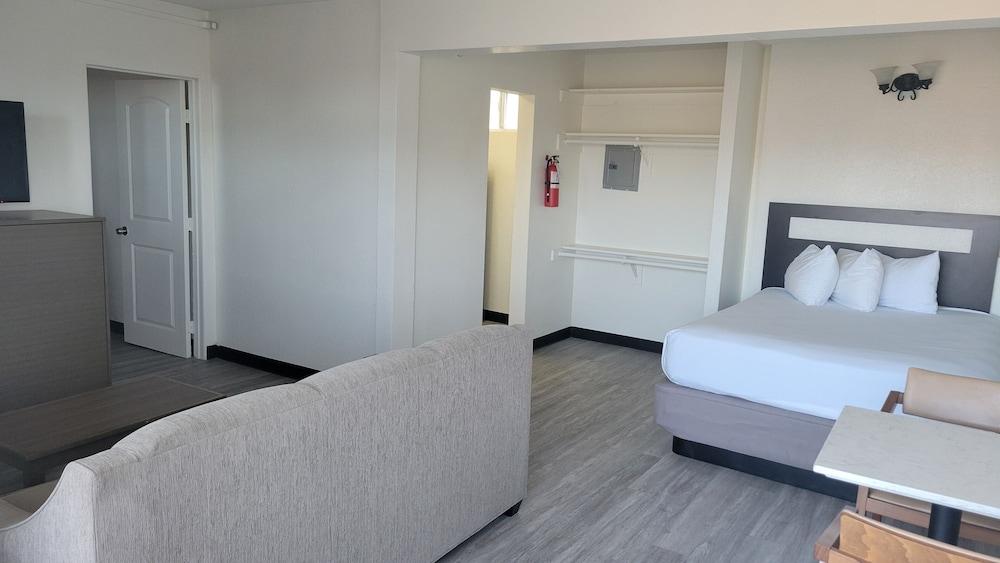 MC Pacific Inn & Suites photo 10