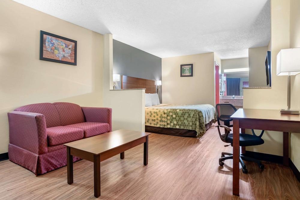 Econo Lodge Inn & Suites Forest photo 13