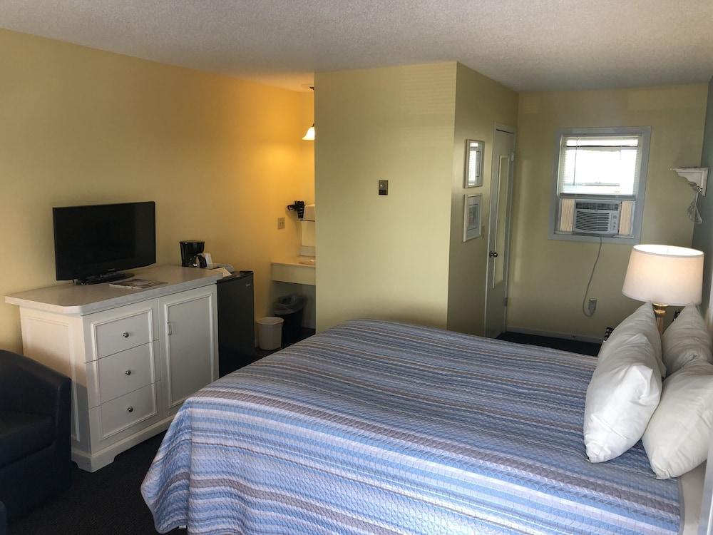 Harbor's Edge Motel photo 10