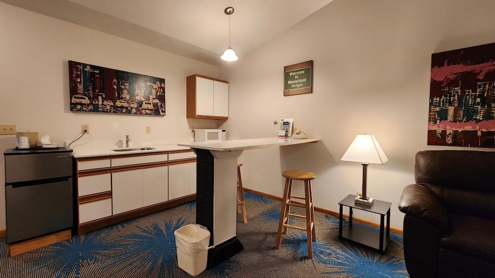 Econo Lodge Lakeshore photo 49