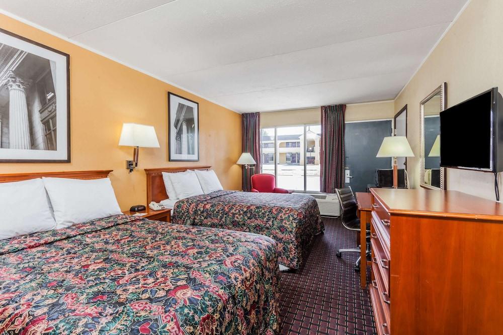 Days Inn by Wyndham Seymour photo 3