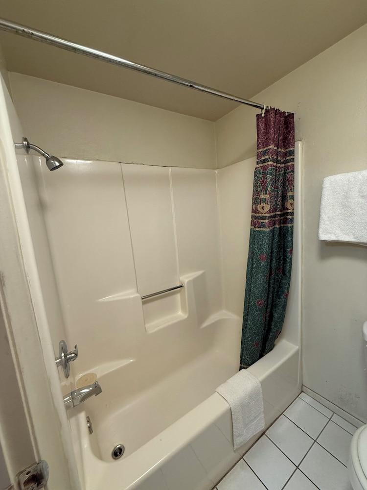 New Budget Inn photo 18