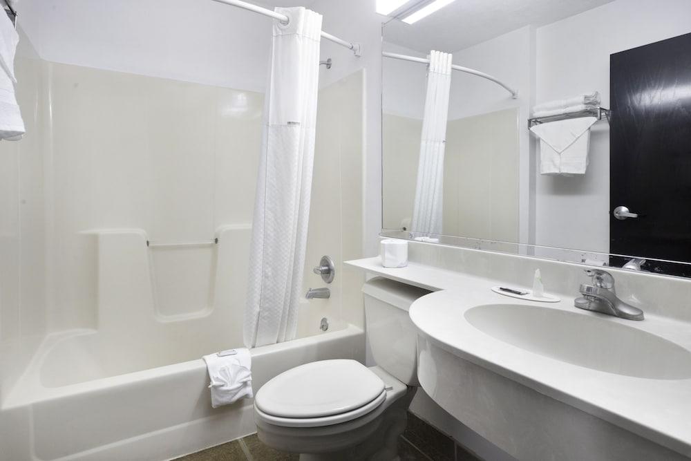 Microtel Inn & Suites by Wyndham Meridian photo 6