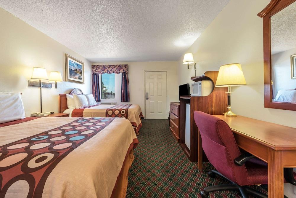 Super 8 by Wyndham Eastland photo 3