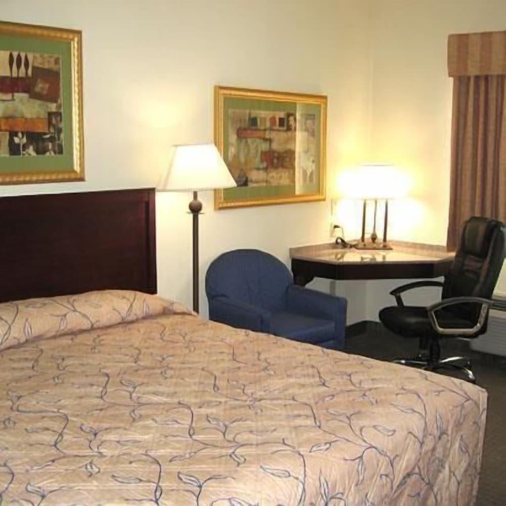 HomeTown Hotel Bryant photo 11