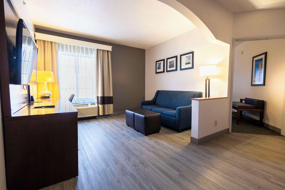 Comfort Suites Springfield I-70 photo 36