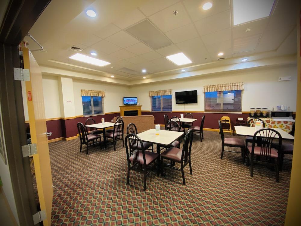 Herington Inn & Suites photo 3