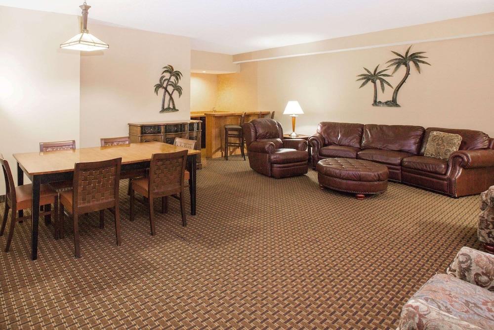 Ramada Tropics Resort & Conf Center by Wyndham Des Moines photo 6