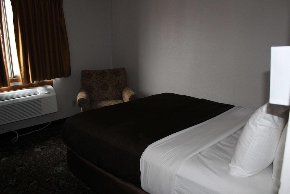 Ramada by Wyndham Cedar Rapids South photo 13