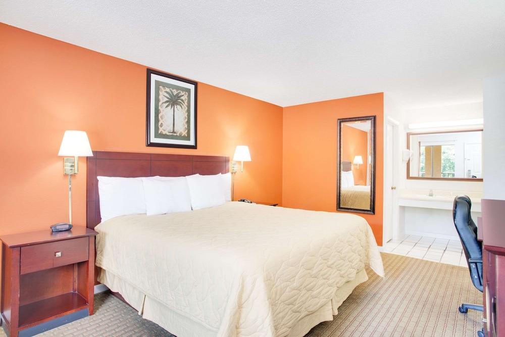 Super 8 by Wyndham Defuniak Springs photo 10