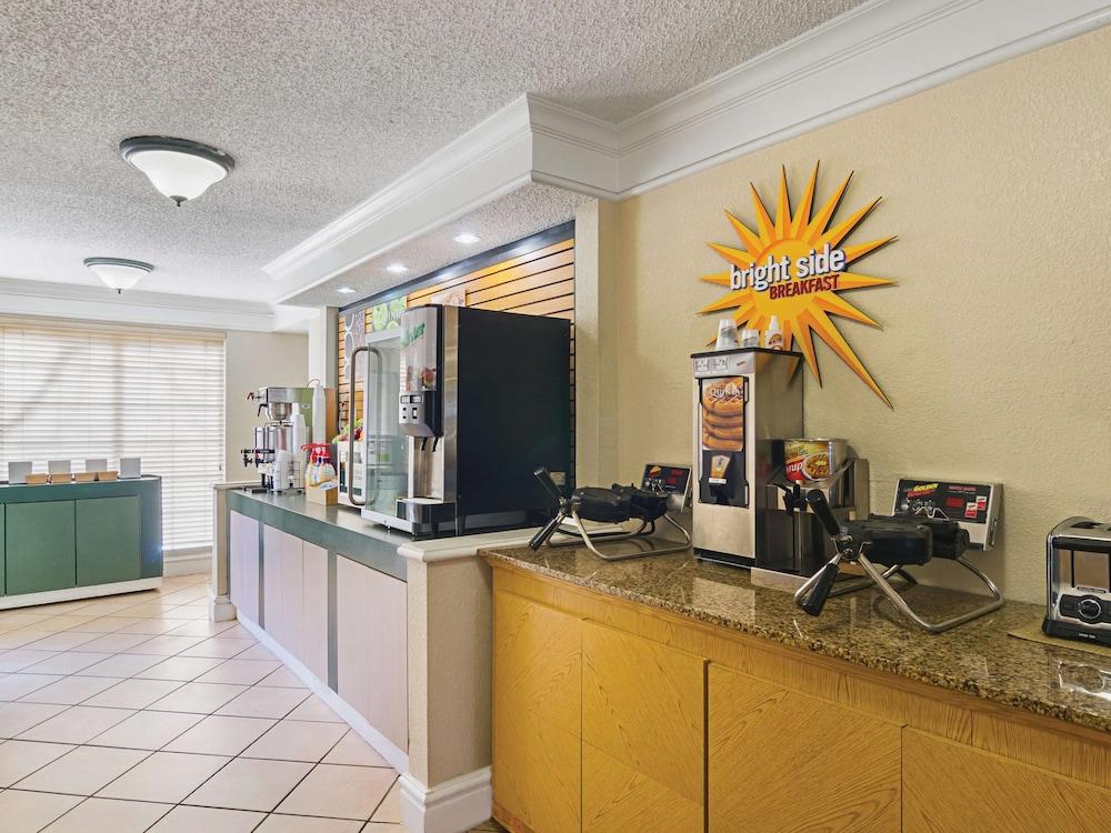 La Quinta Inn by Wyndham Denver Northglenn photo 11