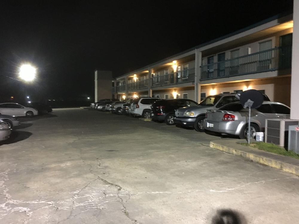 Deluxe Inn & Suites photo 7