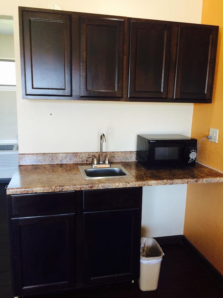 Americas Best Value Inn Texarkana photo 8