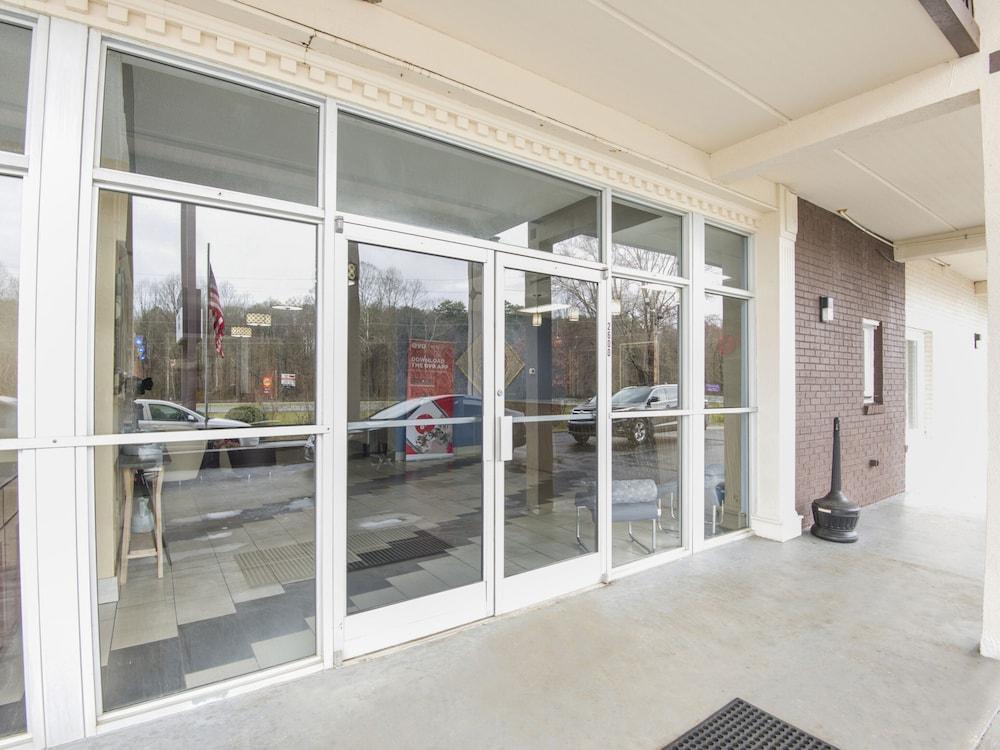 Econo Lodge Forest City photo 6