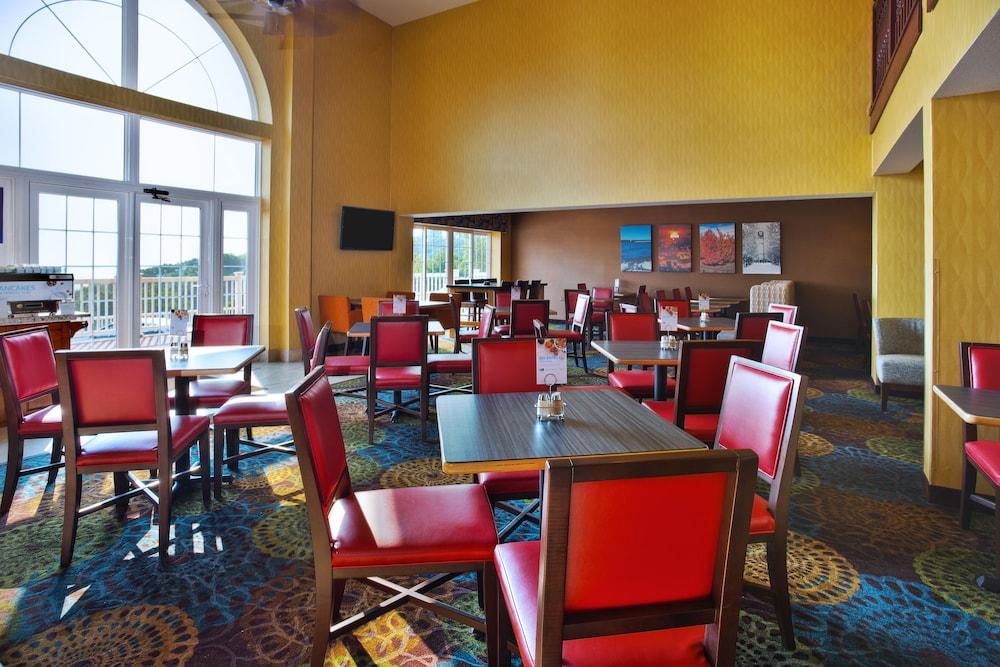 Holiday Inn Express & Suites Petoskey by IHG photo 59