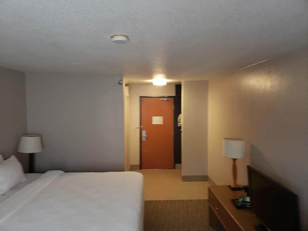 Country Inn & Suites by Radisson, Fairview Heights, IL photo 39