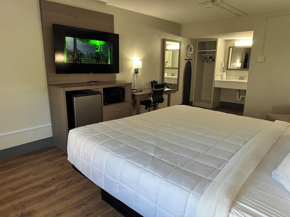 Whaler Inn and Suites photo 8