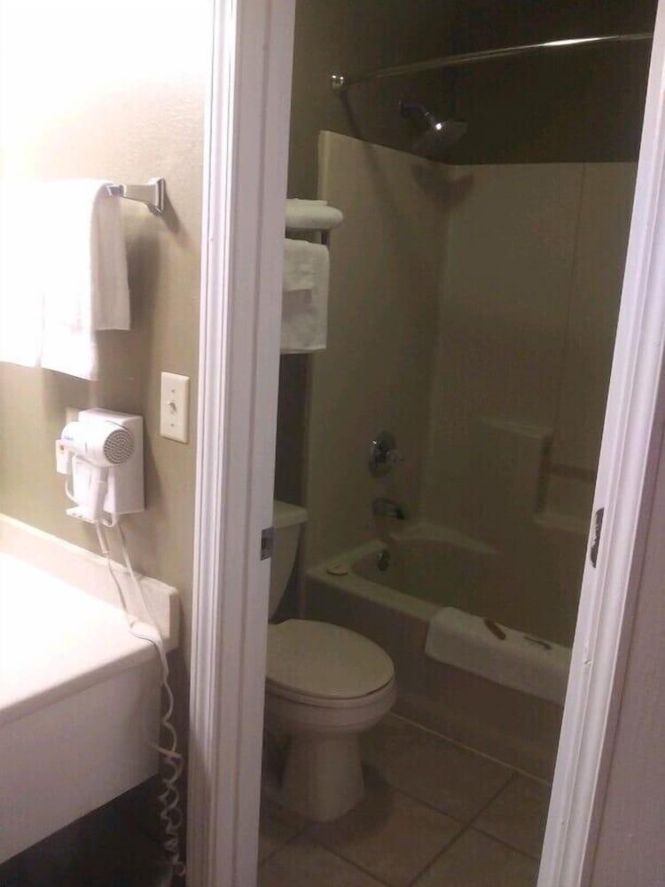 Whispering Creek Lodging & RV Resort photo 37