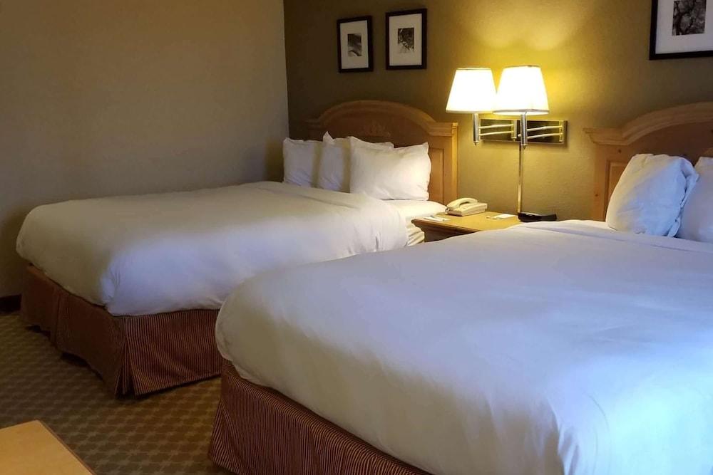 AmericInn by Wyndham Galesburg photo 7