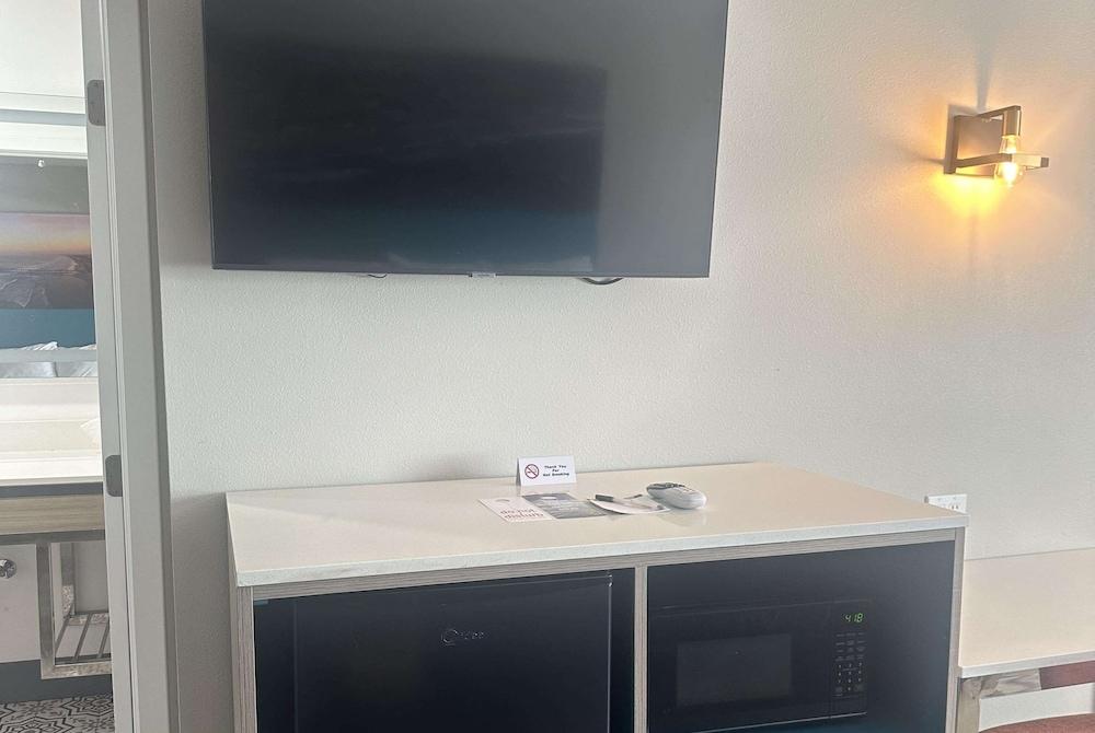 Super 8 by Wyndham Oceanside Downtown photo 25