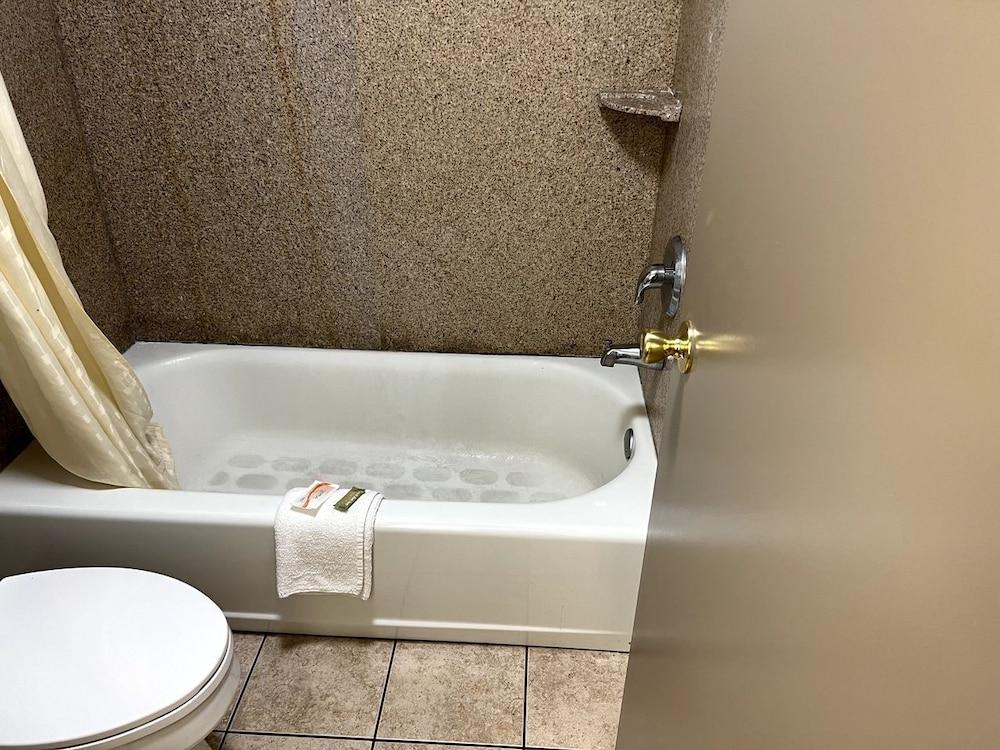 Budget Plaza Motel photo 9
