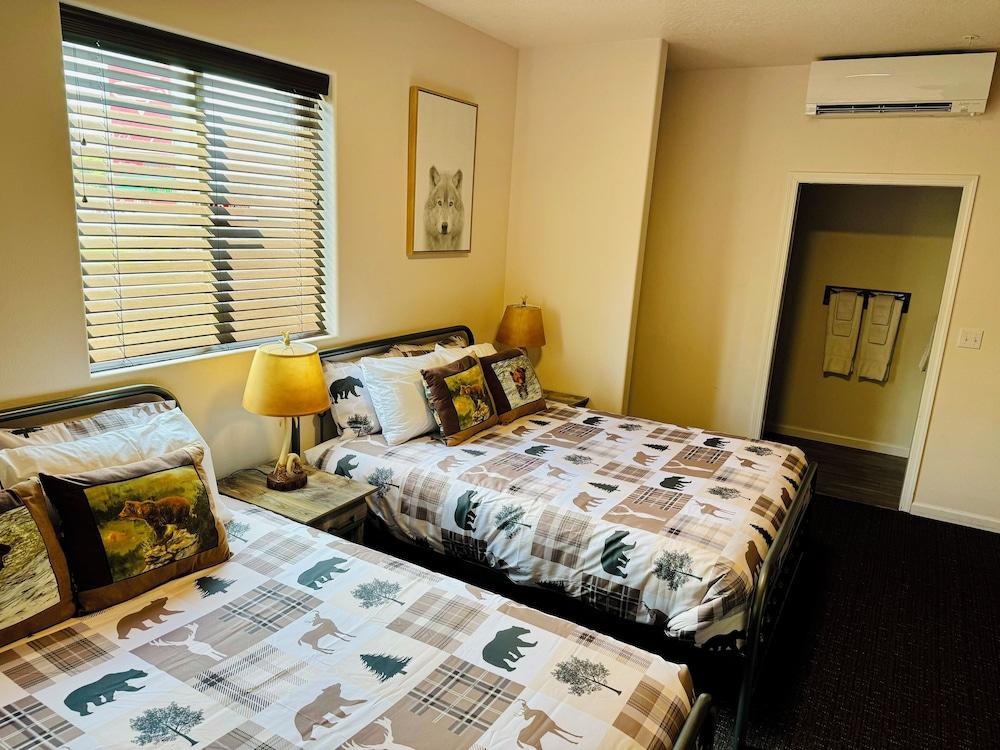 Grizzly Lodge Motel photo 3