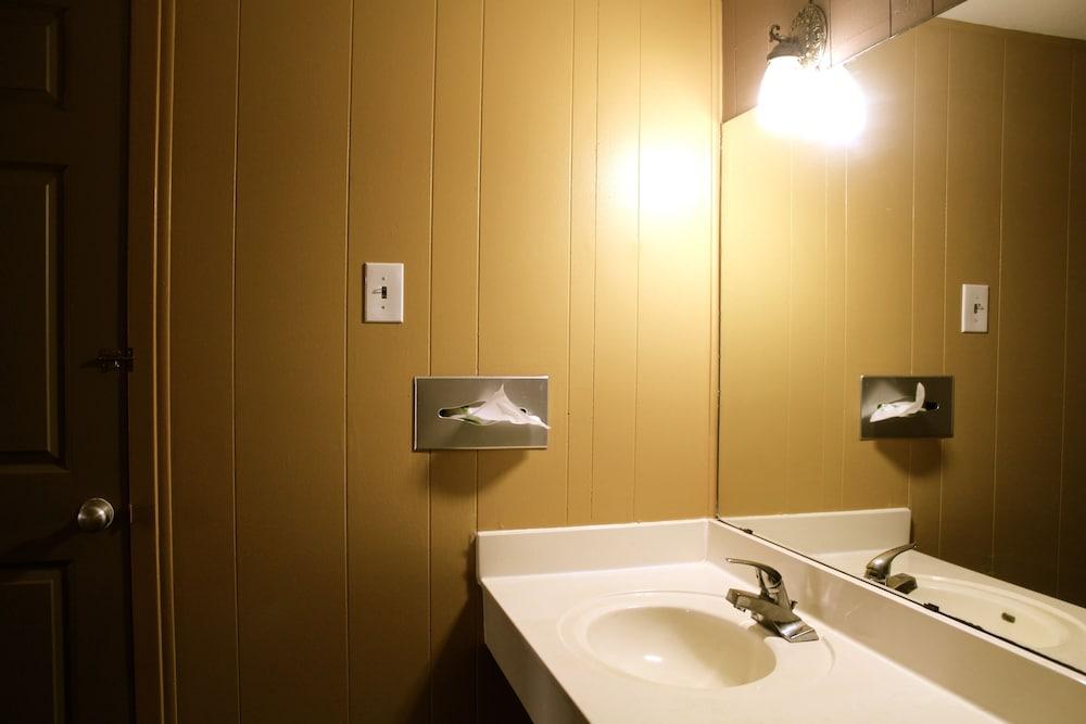 Executive Inn and Suites photo 6