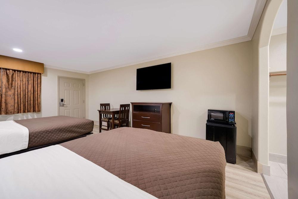 Americas Best Value Inn Houston Heights at I-45 photo 13