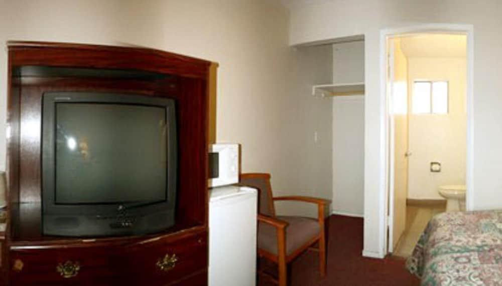 Sunset Inn and Suites photo 14