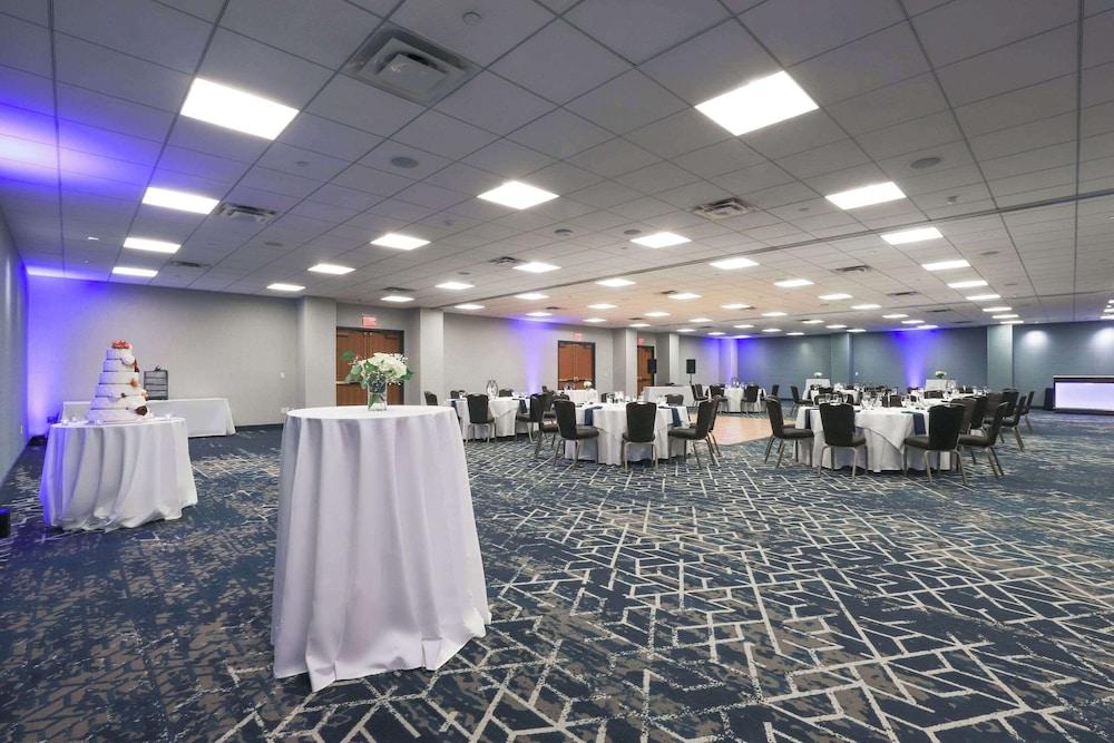 Radisson Plaza Hotel at Kalamazoo Center photo 75