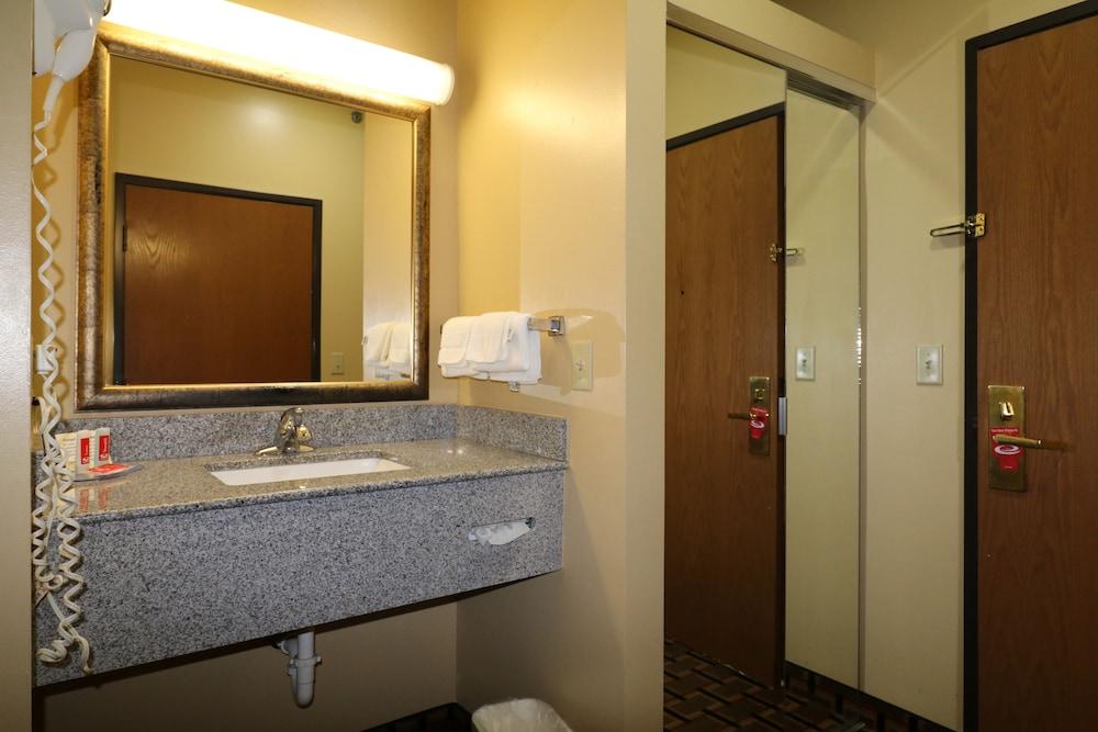 Econo Lodge Lubbock I-27 photo 3