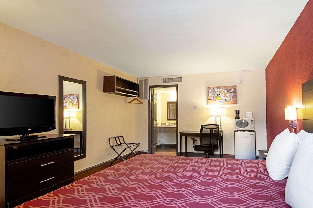 Econo Lodge Inn & Suites Clearwater Central photo 7