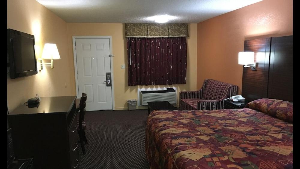 Redwood Inn and Suites photo 6