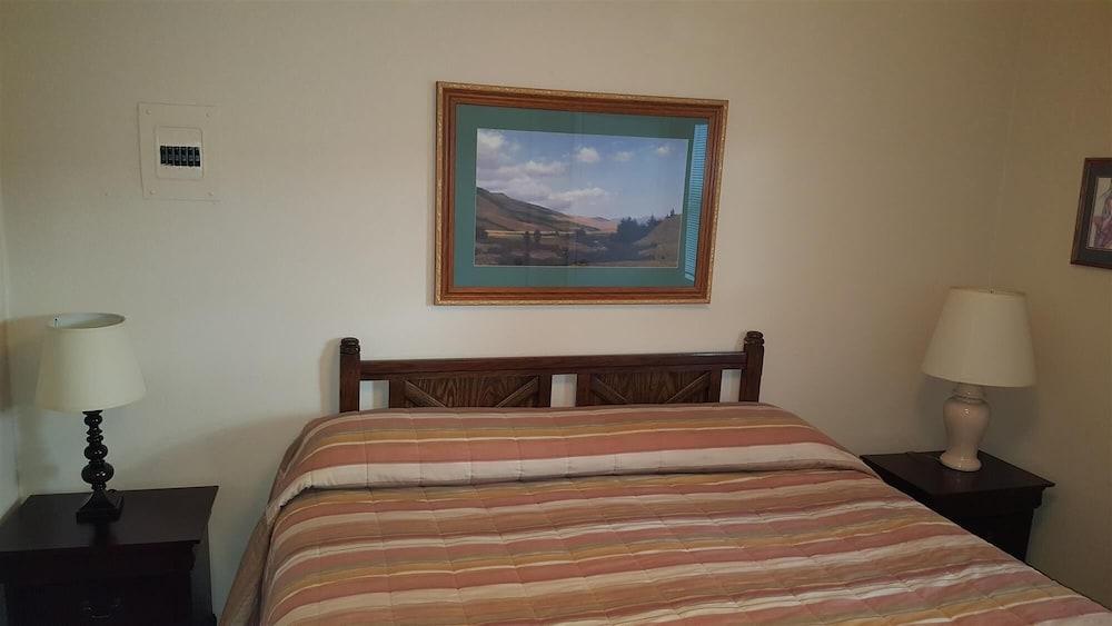 Auslander Condominiums photo 30