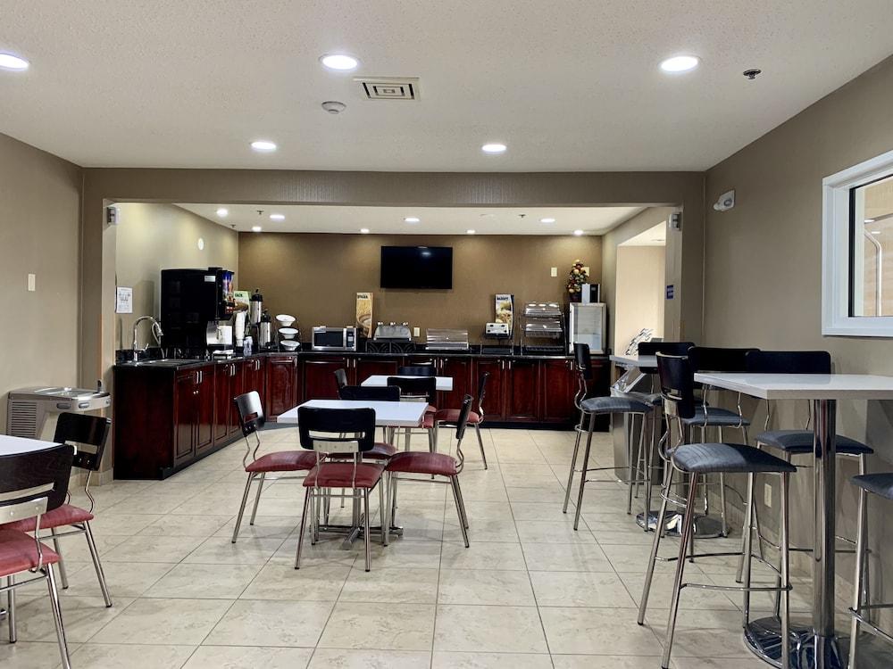 Microtel Inn & Suites by Wyndham Charleston WV photo 25