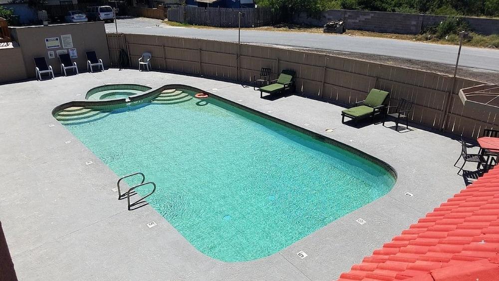 Executive Inn and Suites photo 39