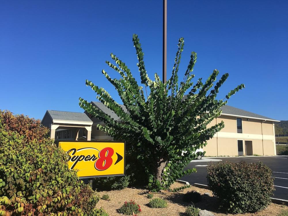 Super 8 by Wyndham Erwin photo 13