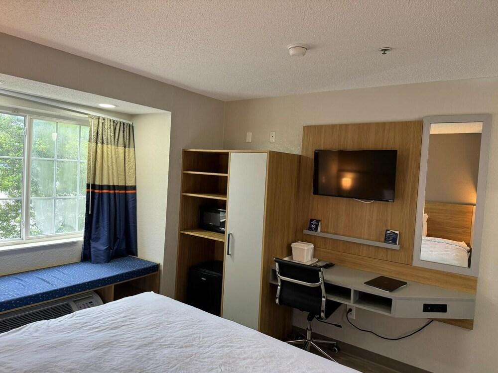 Red Roof Inn Winston-Salem photo 6