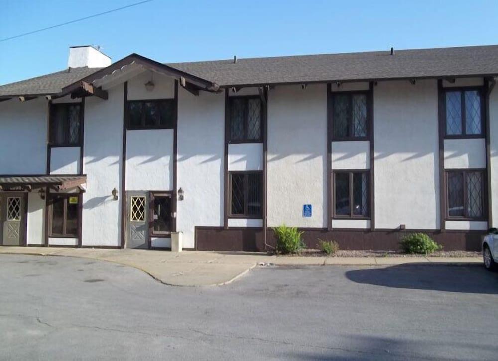 Budget Inn & Suites photo 1