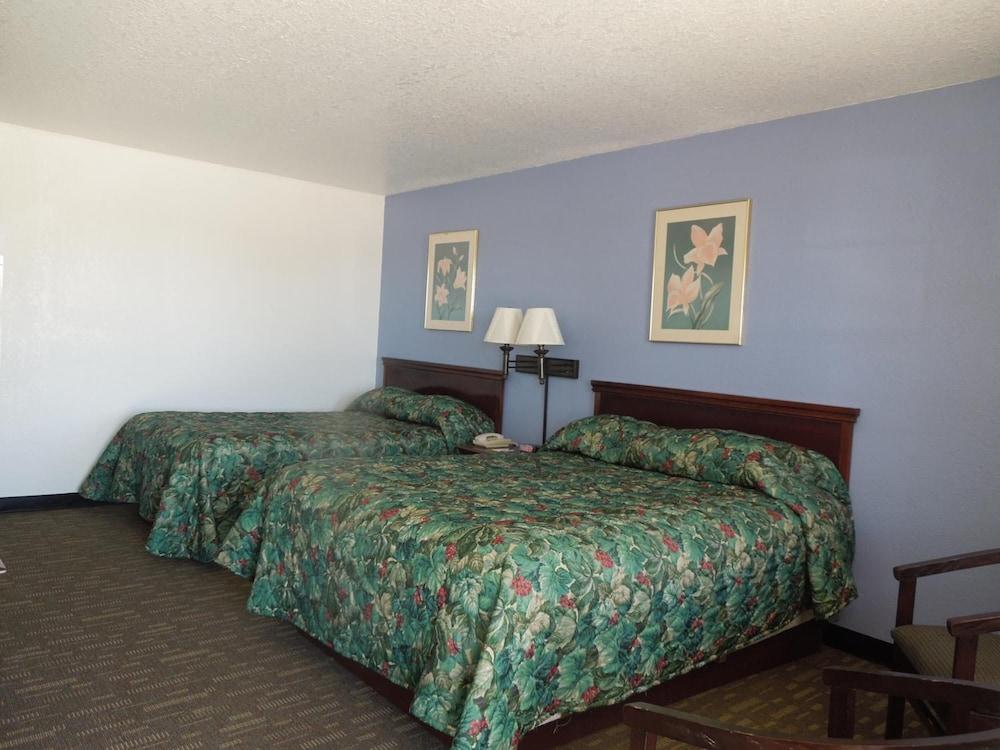 Relax Inn Mineral Wells photo 18