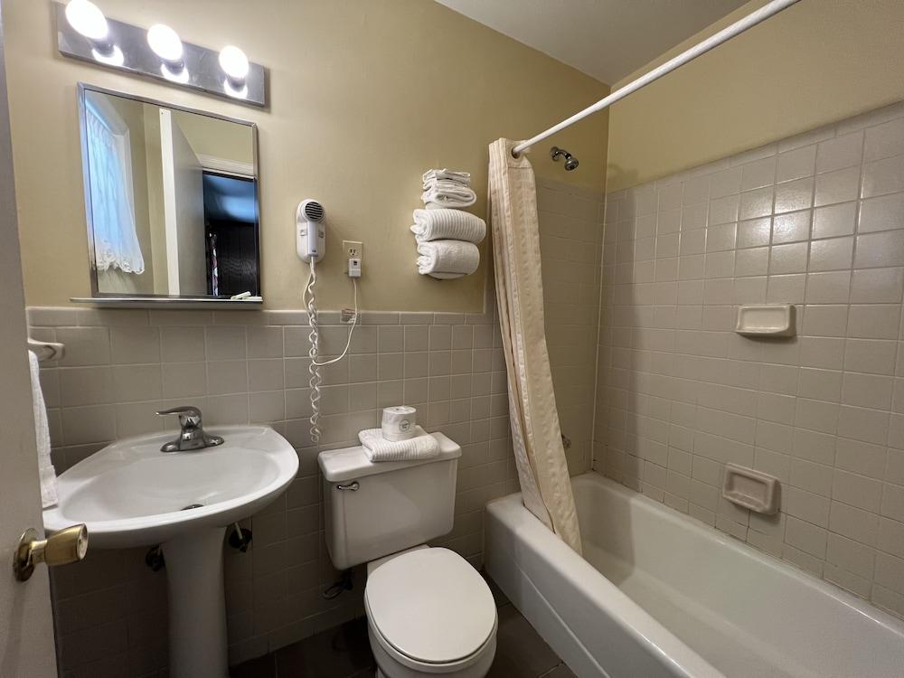 Relax Inn By OYO Natural Bridge I-81 photo 11