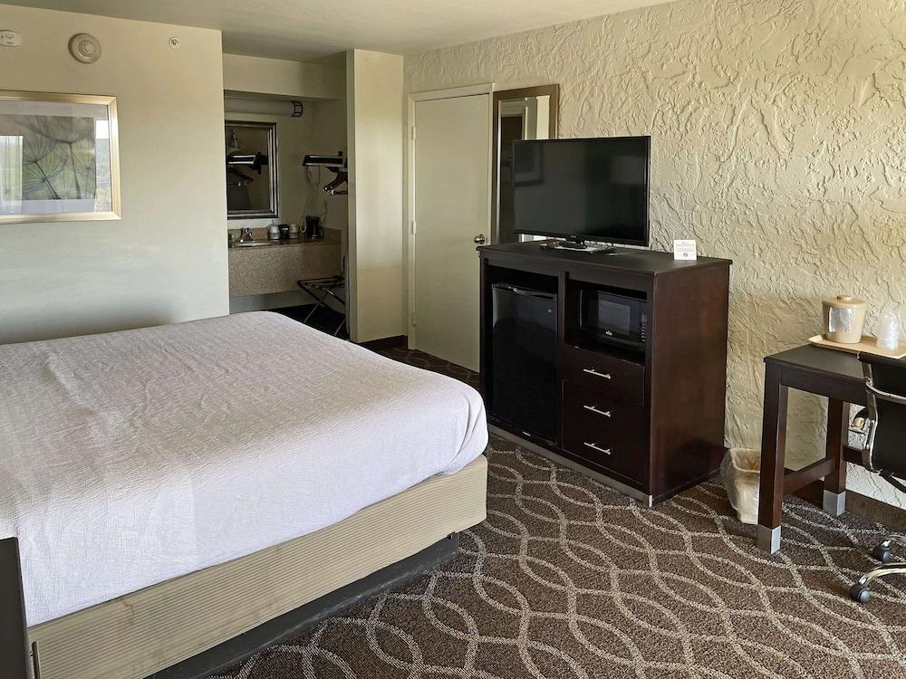 Quality Inn Clinton North photo 18